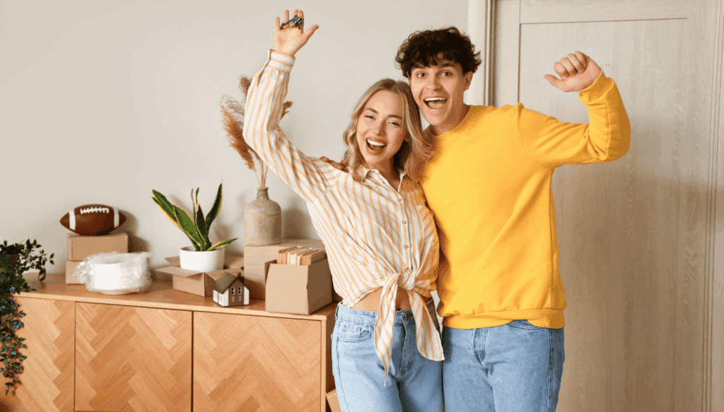 Zwei junge Erwachsene feiern Einzug in neue Wohnung – Umzug geschafft, erster Mietvertrag, Start ins WG-Leben oder Studium
